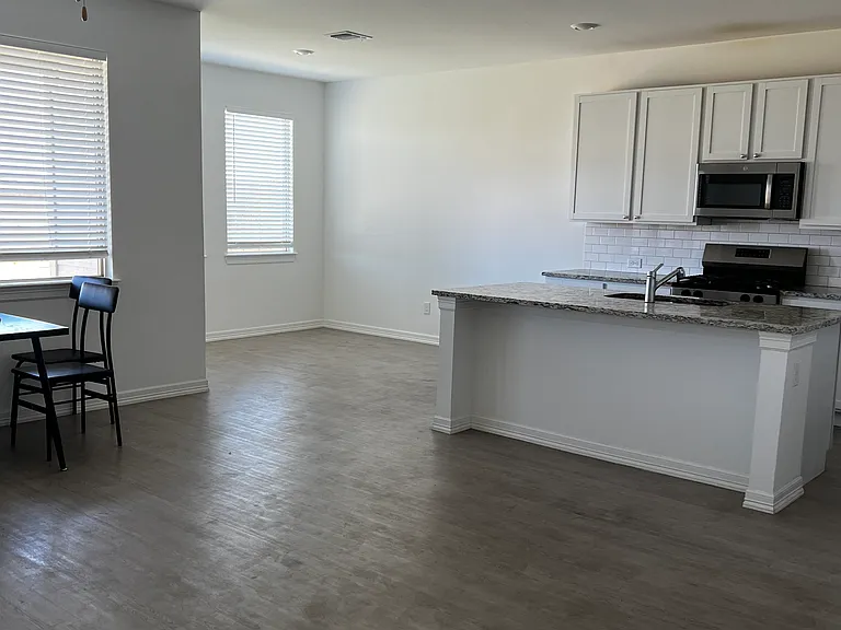 9229 SW 18th St — Photo 3