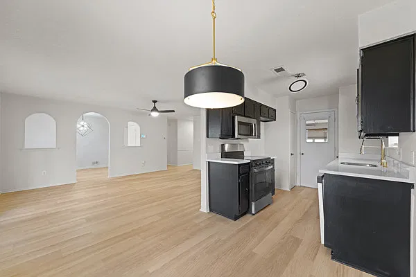 3 bed, 1330 sqft, $2,375 — Photo 2