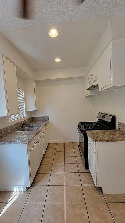 Building Photo - 4342 W 130th St #12
