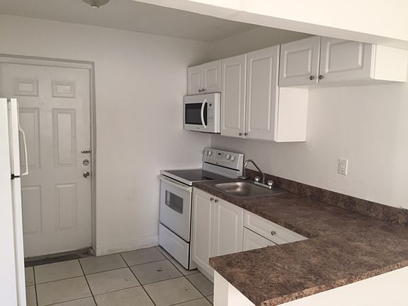 4th image of 5821 Taft St