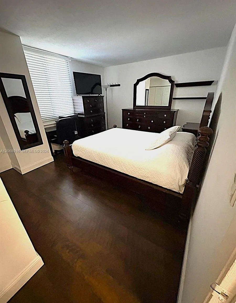 Madison Downtown Condo — Photo 4