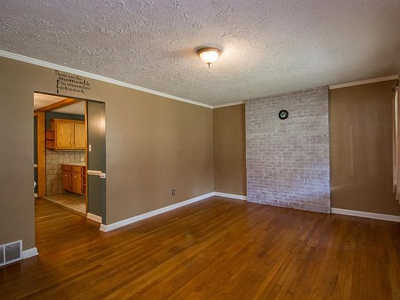 3rd image of 306 Manhattan Dr
