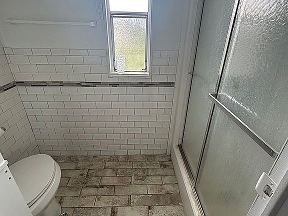 3rd image of 127 York Ct
