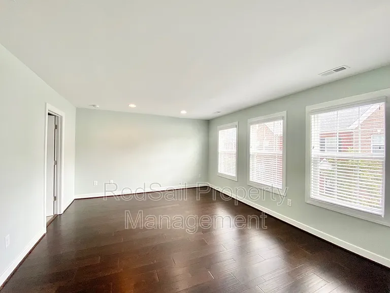 4808 Village Walk — Photo 7