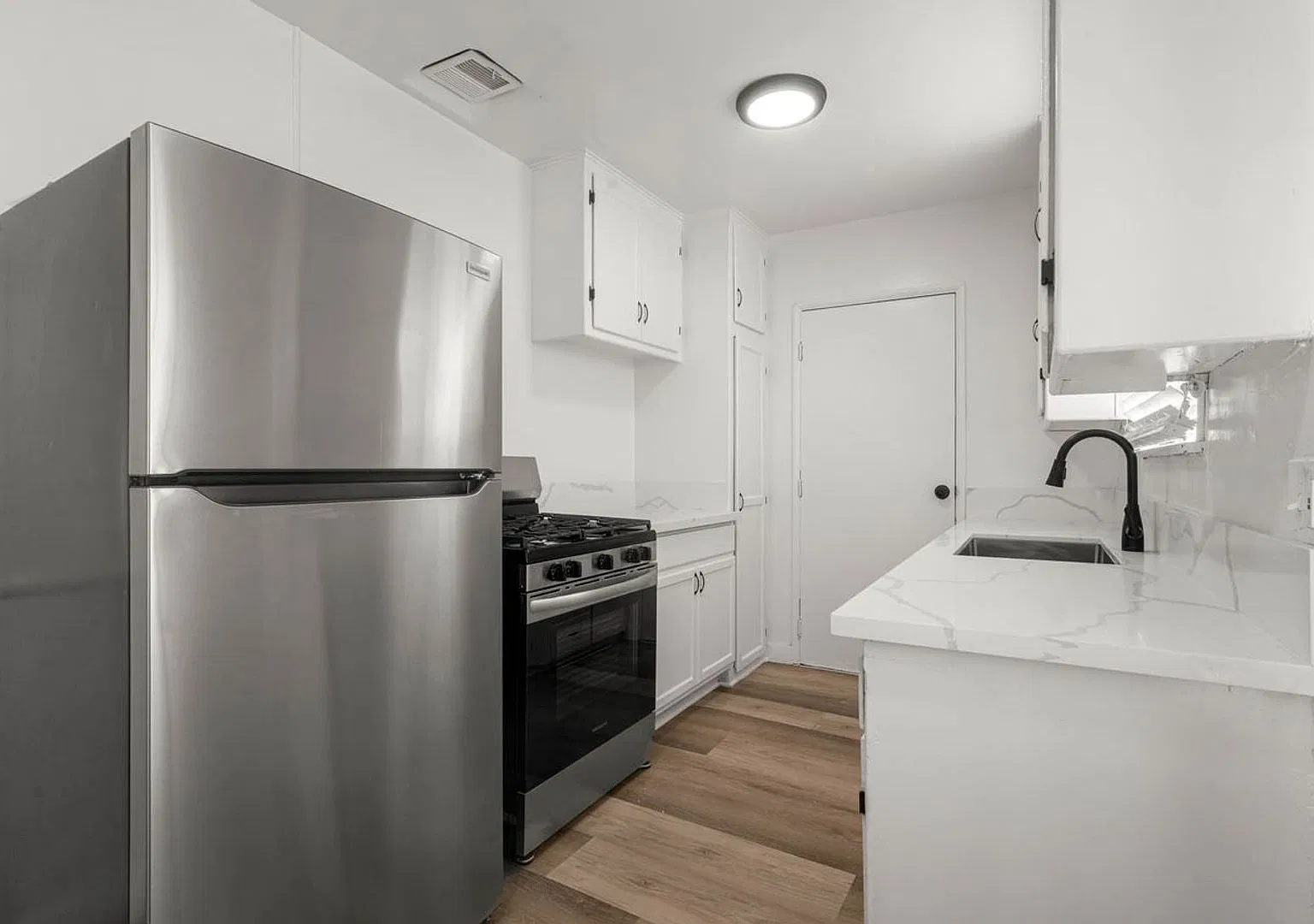 3601 W 59th ST — Photo 3