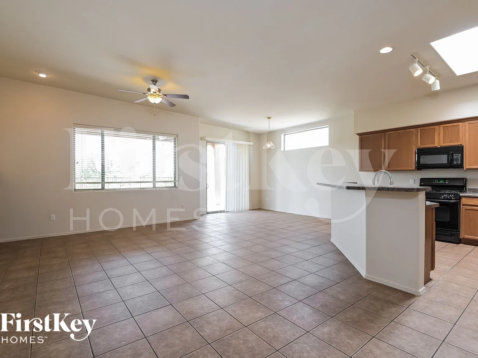 3 bed, 2.0 bath, 1877 sqft, $1,800 — Photo 2
