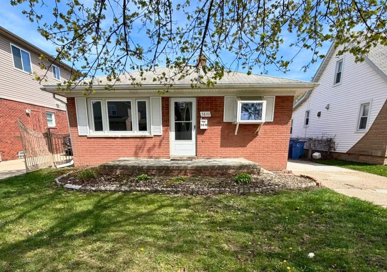 Charming 3-Bedroom Ranch in a Prime Location Near Ford Rd! — Photo 1