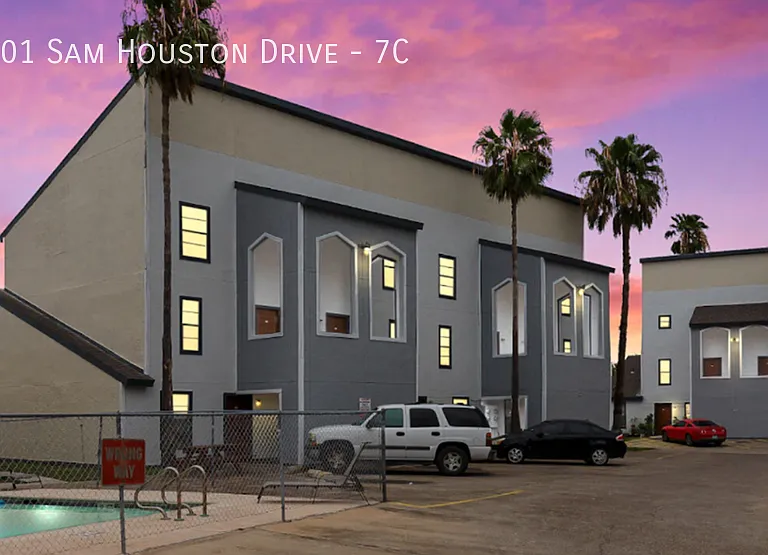 1501 Sam Houston Dr — Photo 2