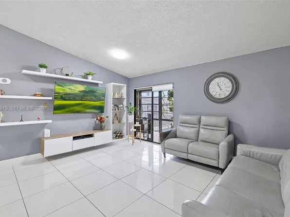 827 NE 199th St APT 206, Miami, FL 33179