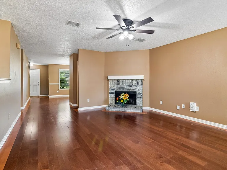 2232 Chestnut Dr — Photo 5