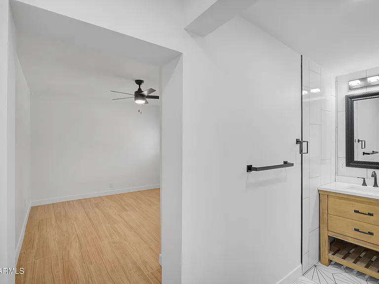 4028 E Edgemont Ave — Photo 20