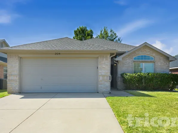 304 Sardius Blvd, Granbury, TX 76049