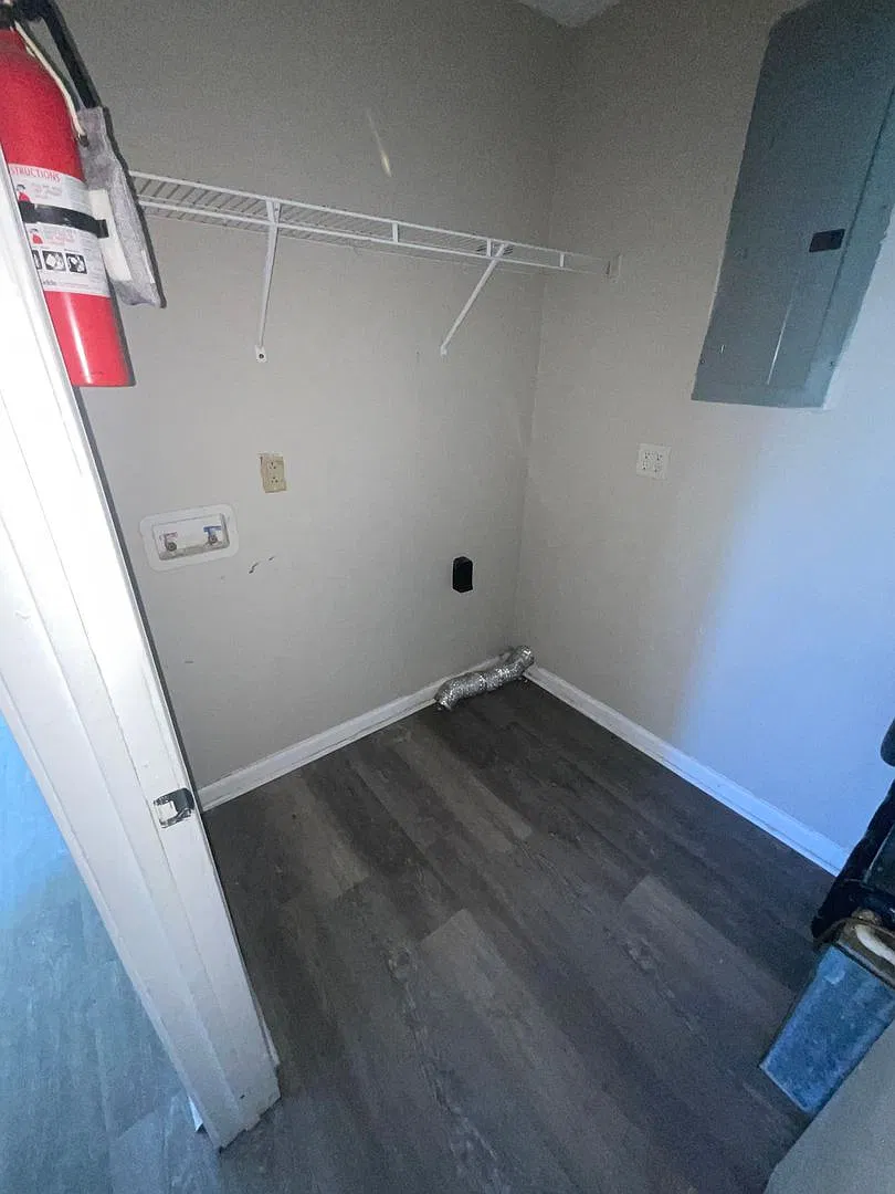 3 bedroom 1.5 bathroom Single Home — Photo 4