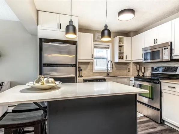 1717 SE 12th St SW #301, Calgary, AB T2T 3N1