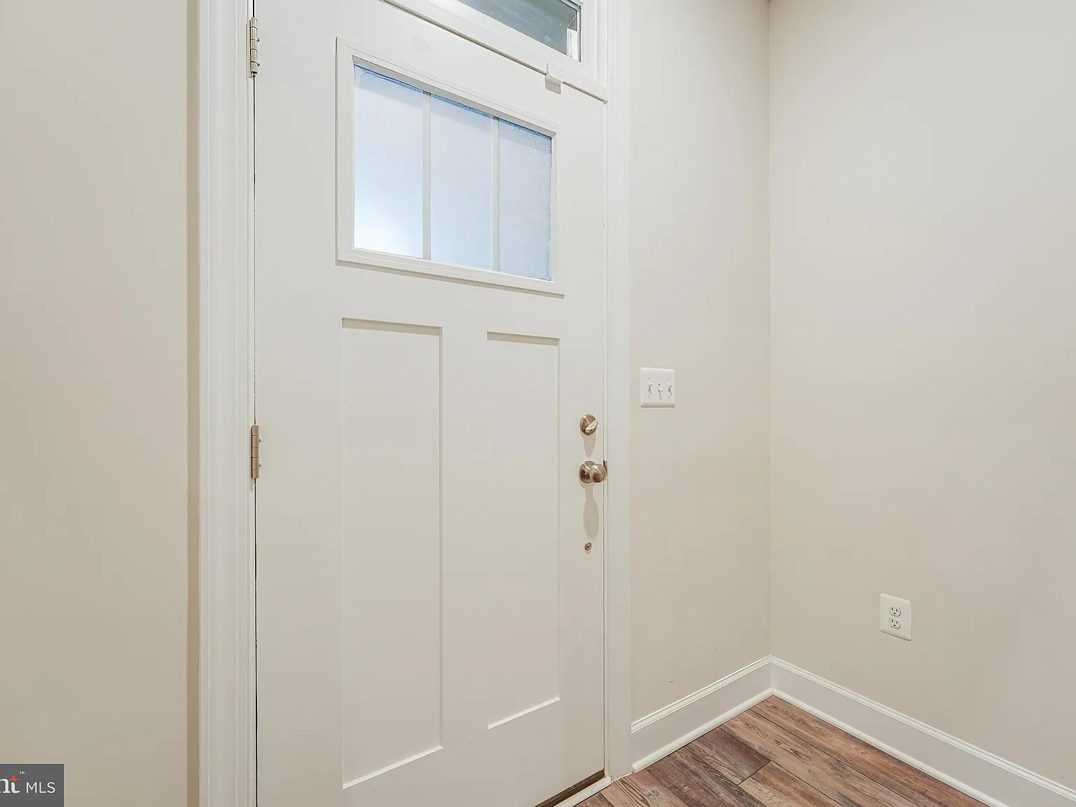 3 bed, 2.5 bath, 2568 sqft, $3,300 — Photo 2