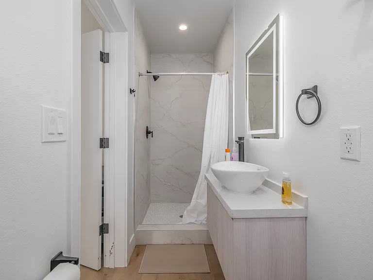 1223 W 37th Dr #1 — Photo 24