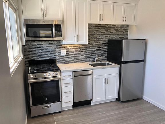 2nd image of 3755 Ingraham St #205