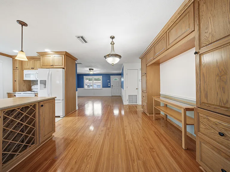 1735 NE 30th St — Photo 11