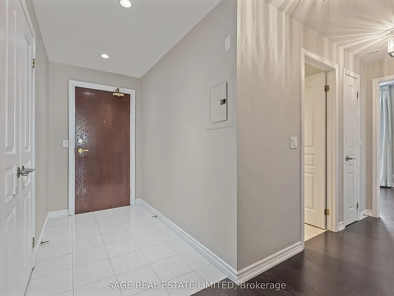 1 Deer Park Cres #803 — Photo 20