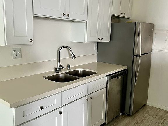3rd image of 1424 Greenfield Ave #2