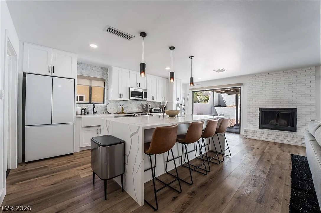 3 bed, 2.0 bath, 1404 sqft, $3,300 — Photo 3