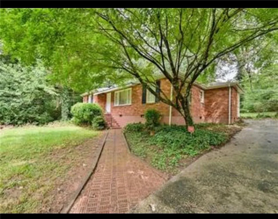 3 bed, 1.0 bath, 1951 sqft, $1,895 — Photo 1
