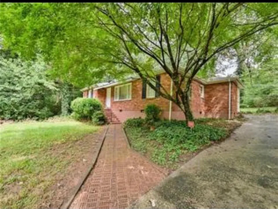 1146 Clearview Dr NE