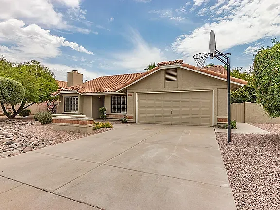 1211 E Drake Dr — Photo 3