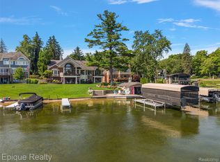 565 Shady Oaks St, Lake Orion, MI 48362