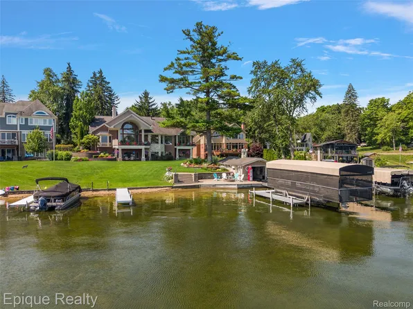 565 Shady Oaks St, Lake Orion, MI 48362