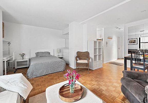 4th image of 201 W 74th St APT 10A