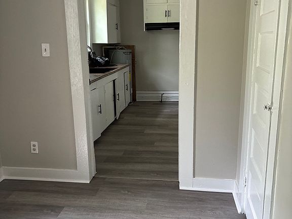 4th image of 118 N College St #B