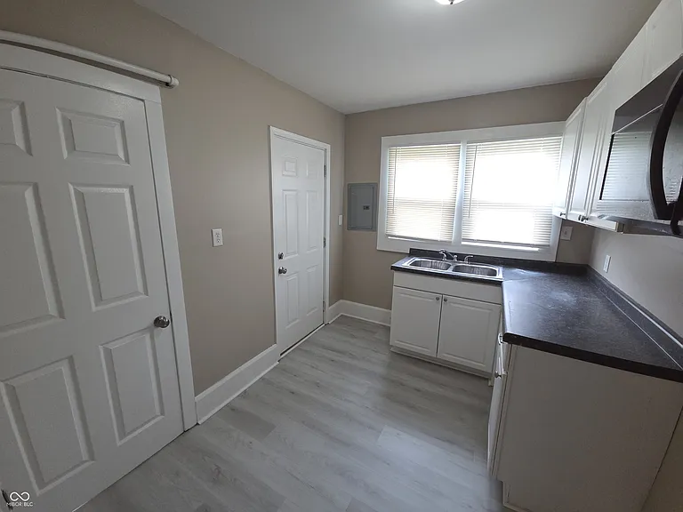 1337 Lee St — Photo 8