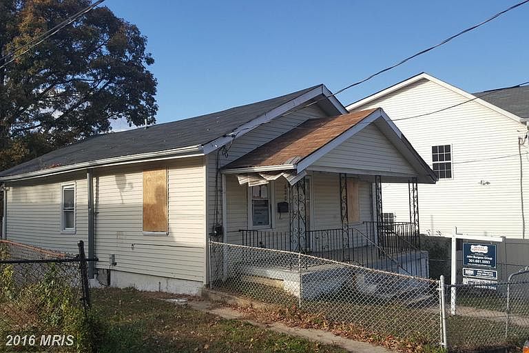 2nd image of 620 49th Pl NE
