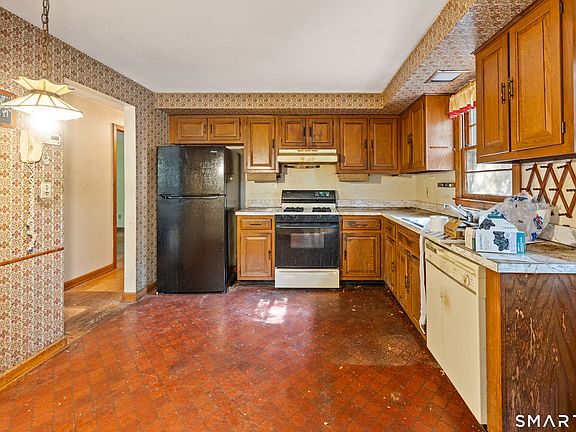 2nd image of 127 Old Field Lane