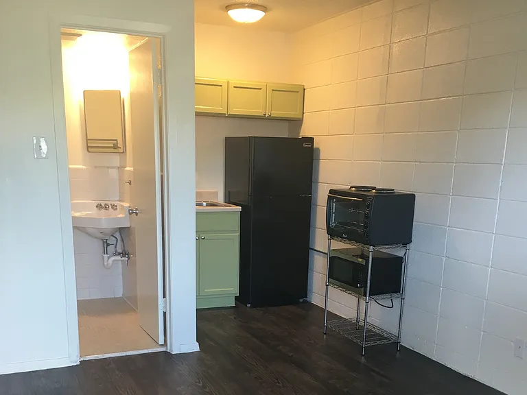 Elmwood Pl. Apts. — Photo 12