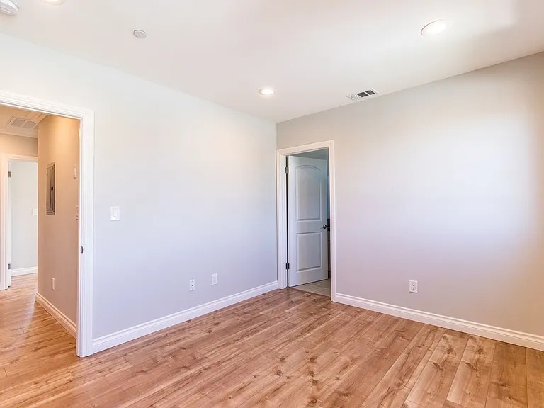 1737 S Longwood Ave — Photo 24