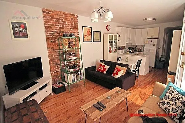 Rented by Metropolitan Realty | media 33