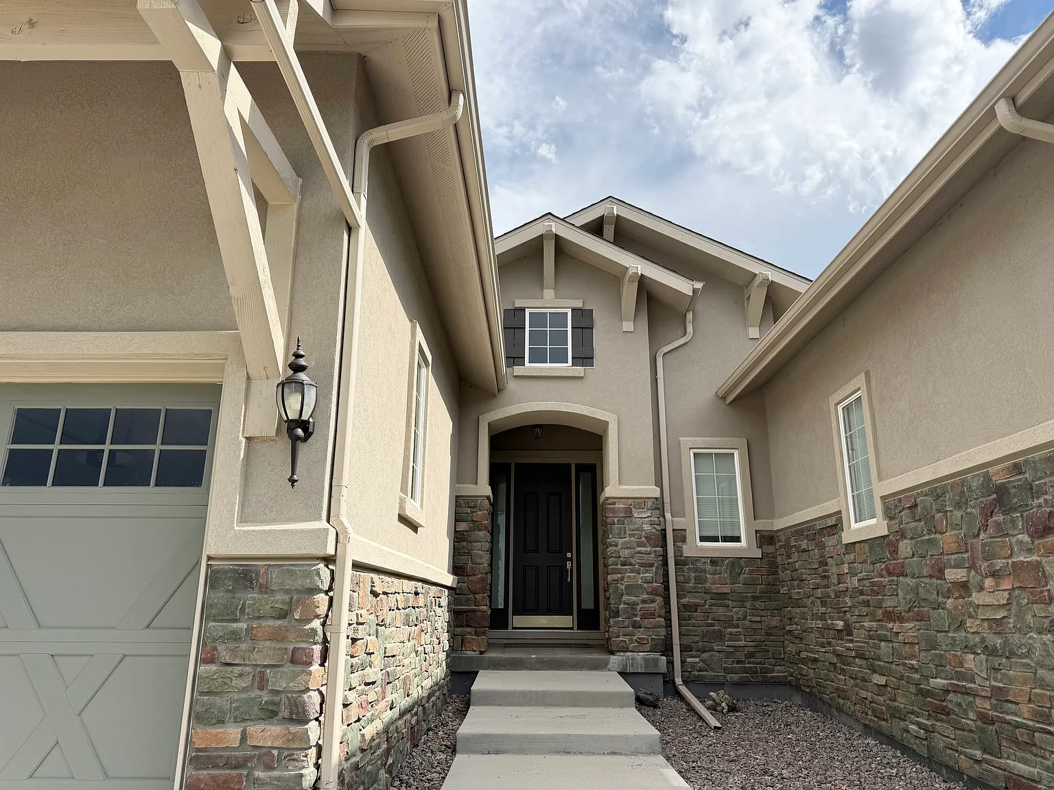 4 bed, 3925 sqft, $4,800 — Photo 2