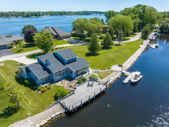 615 E Vine Ct, Sturgeon Bay, WI 54235