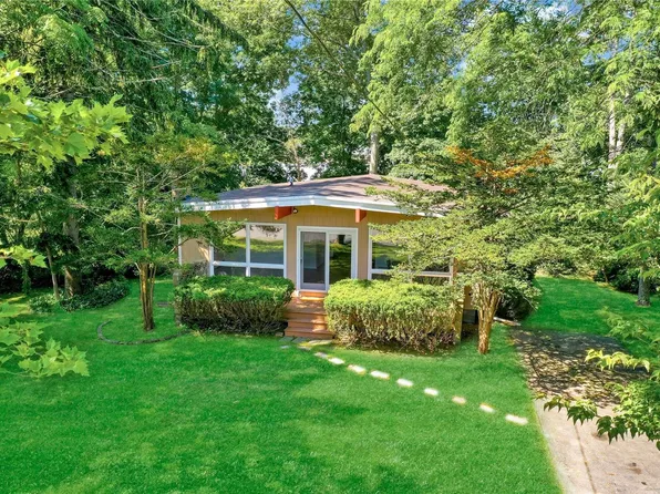 8 Newport Beach Boulevard, East Moriches, NY 11940