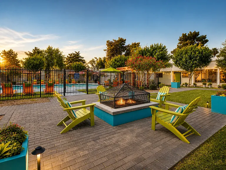 Cozy courtyard with poolside vibes