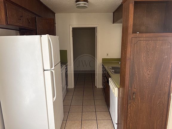 2nd image of 410 Skyline Ave #B