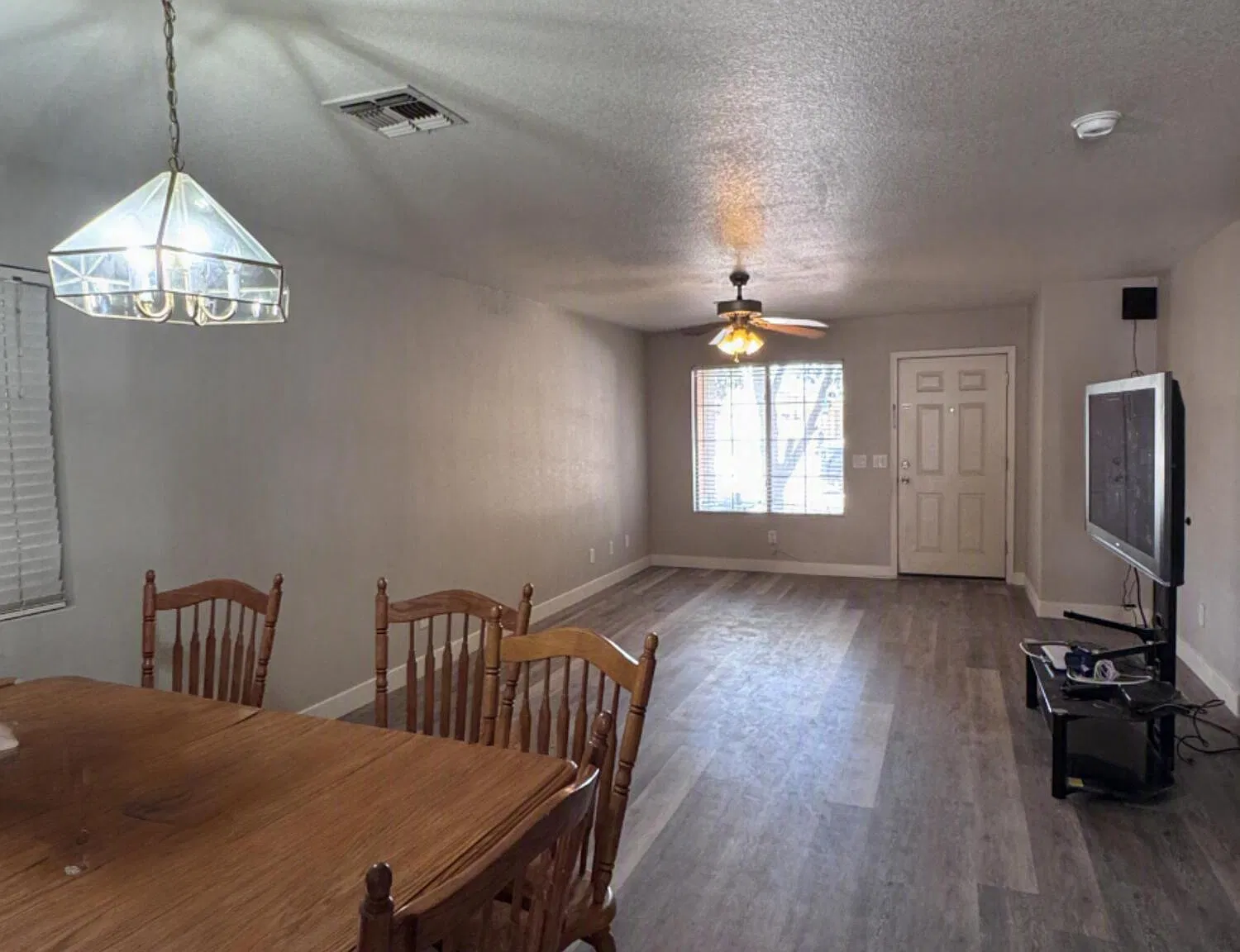 3 bed, 2.0 bath, 1281 sqft, $2,000 — Photo 2