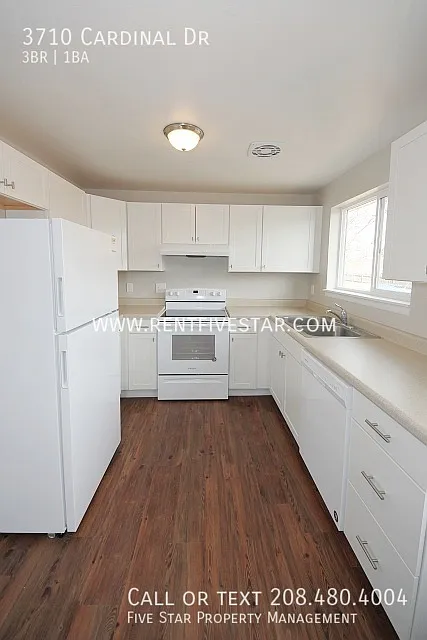 Charming 3 Bedroom Home with a Private Fenced Yard! — Photo 4