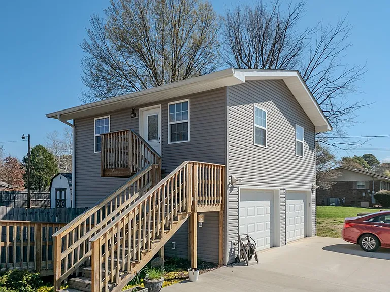 8805 Farmington Dr — Photo 1