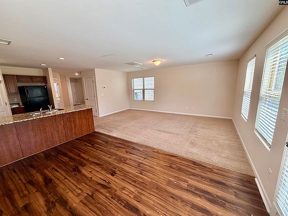 4th image of 1073 Roscoe Rd
