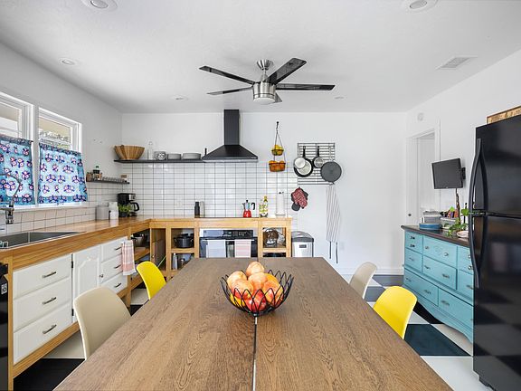 2nd image of 2427 Cocoanut Ave