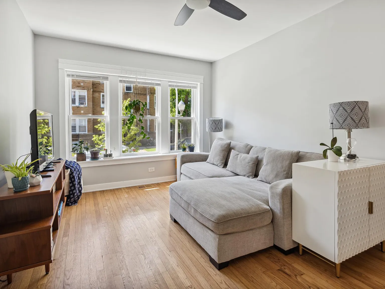2 bed, 700 sqft, $1,600 — Photo 3