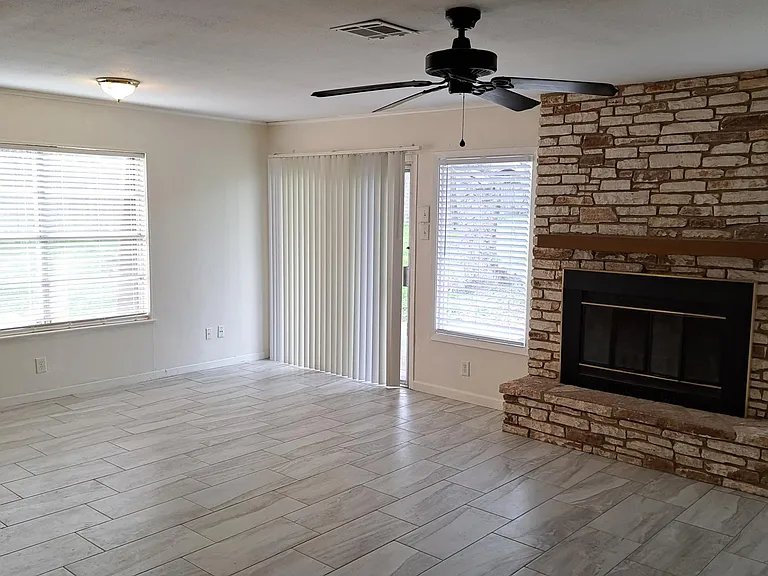 10215 Dreamland Dr — Photo 2